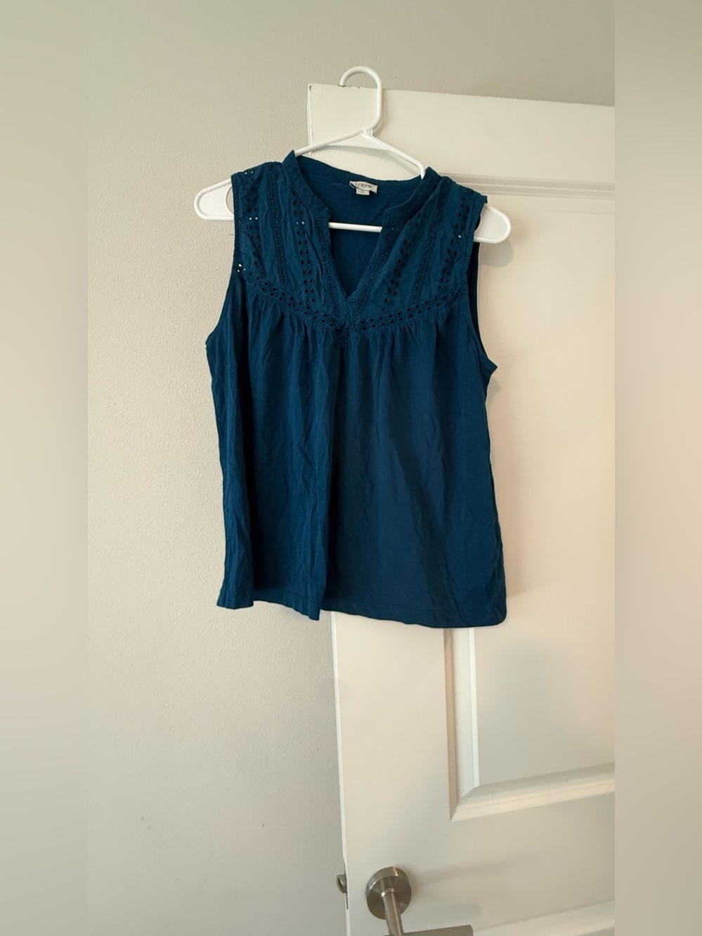 Crew Sleeveless Blouse - Blue Eyelet Yoke Detail size S ❤️ - Picture 4 of 9